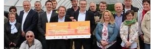 Le FAPE EDF fait pousser l'association GREN avec un chèque pour son activité maraîchère