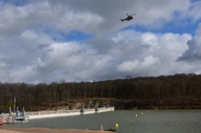 Barrage de Pont-et-Massène, un Super Puma a posé la passerelle-escalier.