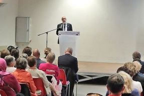 François Rebsamen annonce aux habitants de Fontaine d'Ouche le lancement d'un grand programme de rénovation urbaine de 114 millions d'euros