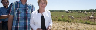 La présidente de Région rencontre des agriculteurs heureux pour évoquer les aides à la bio