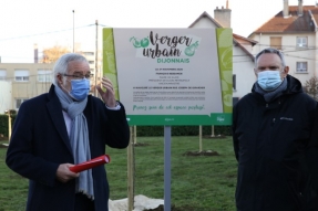 François Rebsamen inaugure la plantation d'un verger urbain