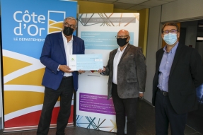 Remise d'un chèque "Energie" de 15 000 euros par le SICECO au Département de la Côte-d'Or