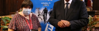 François Sauvadet remet la médaille d'honneur du Département à Léa Ferney