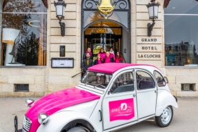 La Cloche apporte son soutien à l'association locale Avec la deuche rose
