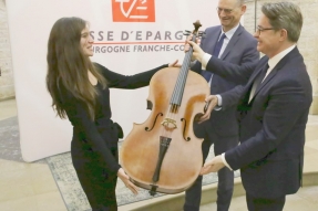 Louise Berger, jeune talent régional reçoit un violoncelle d'excellence
