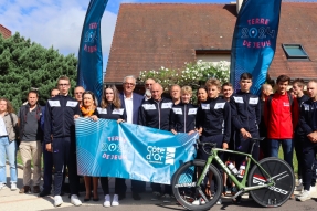 Coup d'envoi des Jeux Olympiques 2024 en Côte-d'Or  avec une sélection Espoirs de l'Equipe de France de Cyclisme  en stage de préparation à Semur-en-Auxois