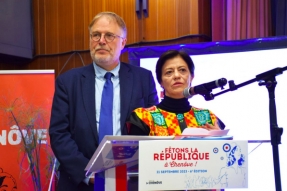 La cour de l'Hôtel de Ville de Chenôve devient la cour Frida KAHLO en présence de l'Ambassadrice du Mexique en France