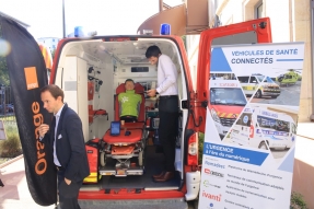 Les acteurs de l'urgence préhospitalière de la Côte d'Or et de la Nièvre, présentent le véhicule santé connecté.