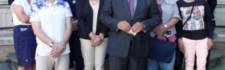 Remise par François SAUVADET aux assistants familiaux de Côte-d'Or de leurs diplômes de formation.
