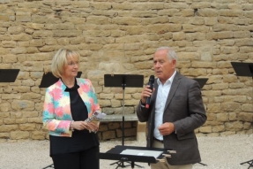 François Patriat inaugure le centre d'interprétation du château de Châteauneuf en Auxois.