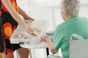 Repas à domicile, la ville de Dijon au service de ses ainés