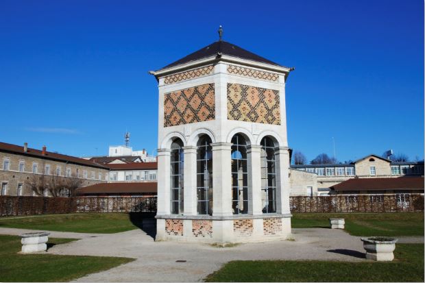 dijon_puits_de_moise_vue exterieur_-Office_de_Tourisme_Dijon_Matthieu_Cheneby