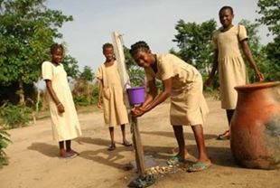 Nuit de l'Eau &agrave; Chen&ocirc;ve, EDF remet un ch&egrave;que de 3 600 euros &agrave; l'UNICEF