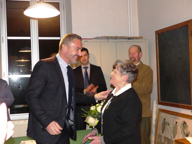 remise de m&eacute;dailles &agrave; menesble 2016 marie quiquemelle echo des communes