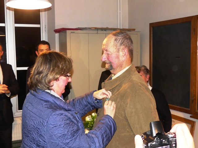 remise de m&eacute;dailles &agrave; menesble 2016 marie quiquemelle echo des communes