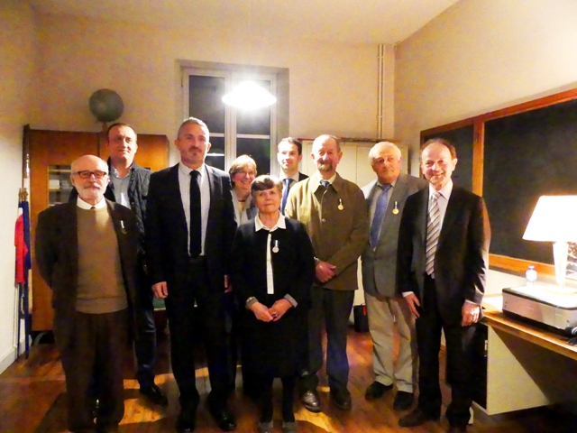 remise de m&eacute;dailles &agrave; menesble 2016 marie quiquemelle echo des communes