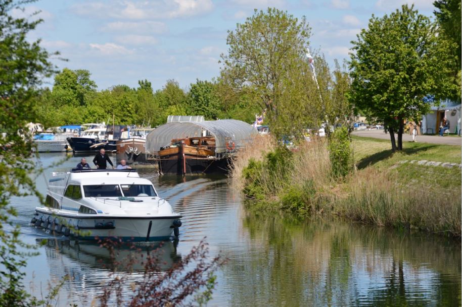 le port fluvial de Saint-Jean-de-Losne Photo Jo&euml;l Fanet