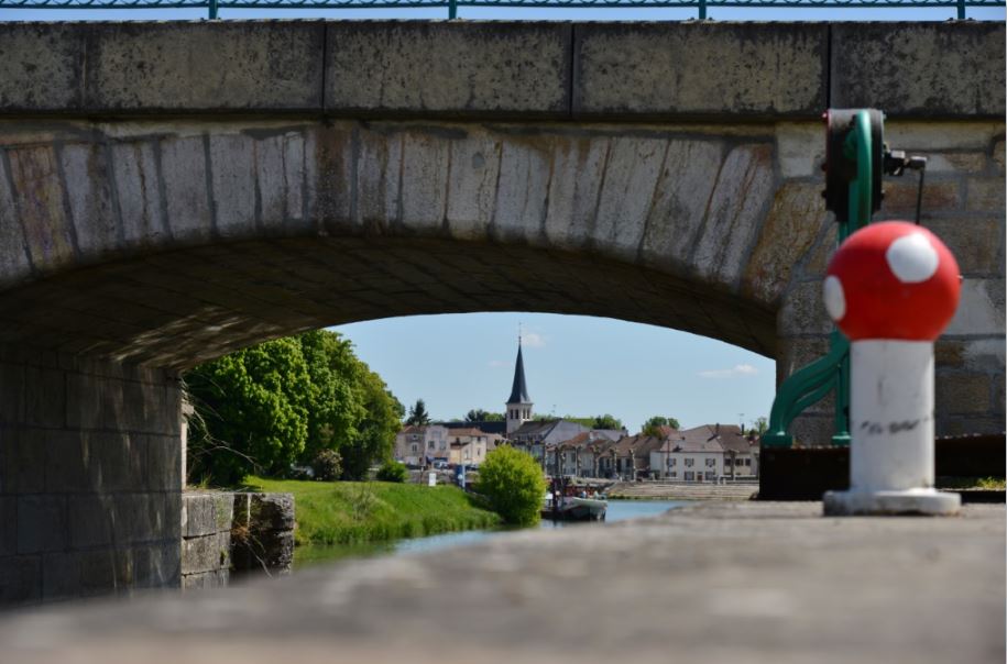 le port fluvial de Saint-Jean-de-Losne Photo Jo&euml;l Fanet