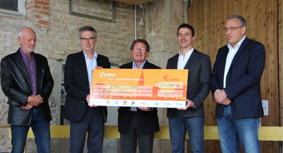 Le FAPE EDF fait pousser l'association GREN avec un ch&egrave;que pour son activit&eacute; mara&icirc;ch&egrave;re
