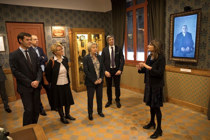 Visite du mus&eacute;e du pain d'&eacute;pice: Catherine Petitjean sert de guide &agrave; la pr&eacute;sidente de R&eacute;gion
