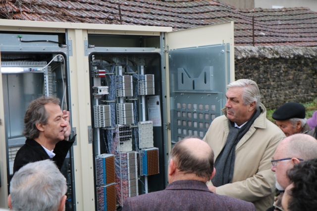 Liernais inaugure l'arriv&eacute;e du Tr&egrave;s Haut D&eacute;bit