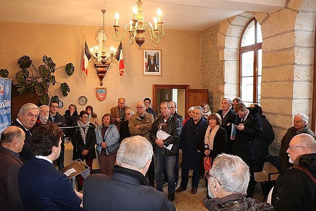Liernais inaugure l'arriv&eacute;e du Tr&egrave;s Haut D&eacute;bit