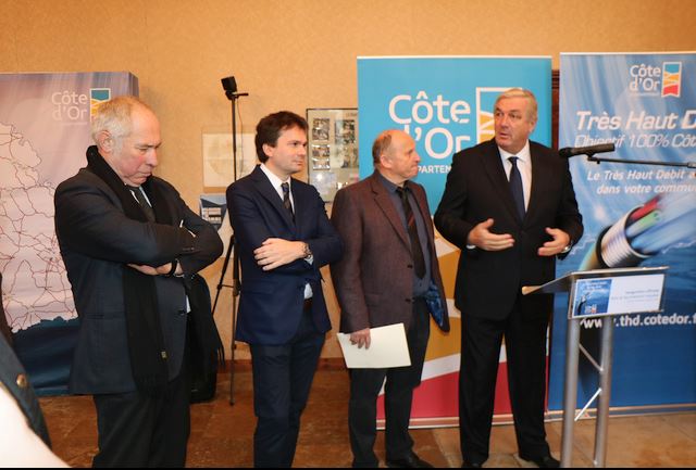 Liernais inaugure l'arriv&eacute;e du Tr&egrave;s Haut D&eacute;bit