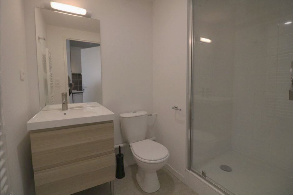 Des studios enti&egrave;rement &eacute;quip&eacute;s &hellip; Des appartements modernes et fonctionnels, du mobilier design, de quoi plaire aux &eacute;tudiants emm&eacute;nageant sur Dijon, pr&ecirc;ts &agrave; &ecirc;tre habit&eacute;s.  L&rsquo;&eacute;quipement des studios individuels comprend : une kitchenette avec plaque vitro et micro-ondes Kit vaisselle en double douche, lavabo, WC lit, sommier, matelas, tables de nuit bureau, chaise placard, &eacute;tag&egrave;res prises TV, t&eacute;l&eacute;phone, internet, acc&egrave;s wifi