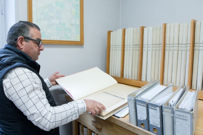 Atahan Bayam (responsable du cimeti&egrave;re des P&eacute;joces) consulte le tout premier volume du registre papier