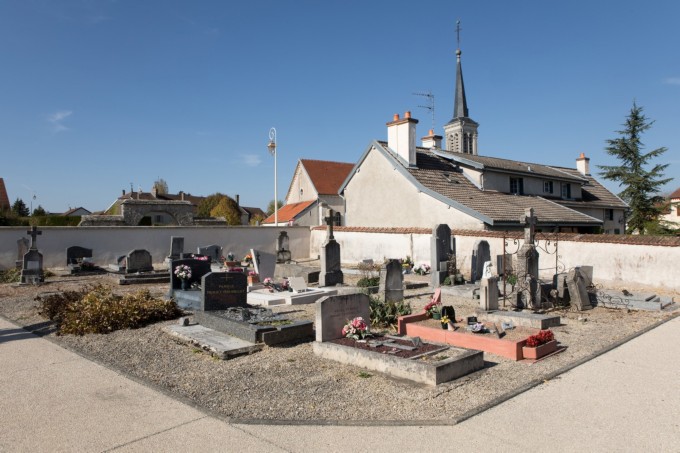 : Les all&eacute;es du cimeti&egrave;re de Brognon ont &eacute;t&eacute; am&eacute;nag&eacute;es r&eacute;cemment pour faciliter l'acc&egrave;s des personnes &agrave; mobilit&eacute; r&eacute;duite