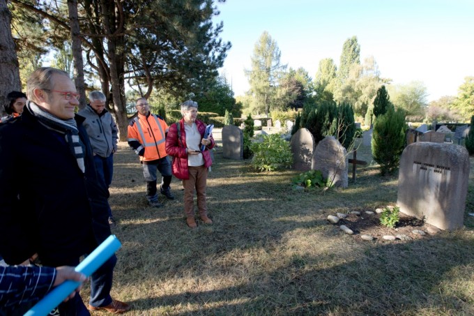 Patrice Chateau (adjoint au maire de Dijon d&eacute;l&eacute;gu&eacute; &agrave; l'Environnement) et Lorraine Agofroy (bureau d'&eacute;tudes Agrostis) dans la partie paysag&egrave;re du cimeti&egrave;re des P&eacute;joces