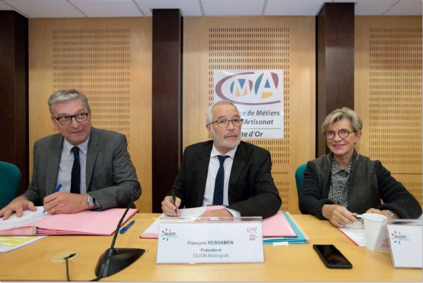Signature de la convention par R&eacute;gis Penne&ccedil;ot et Fran&ccedil;ois Rebsamen en pr&eacute;sence de Danielle Juban