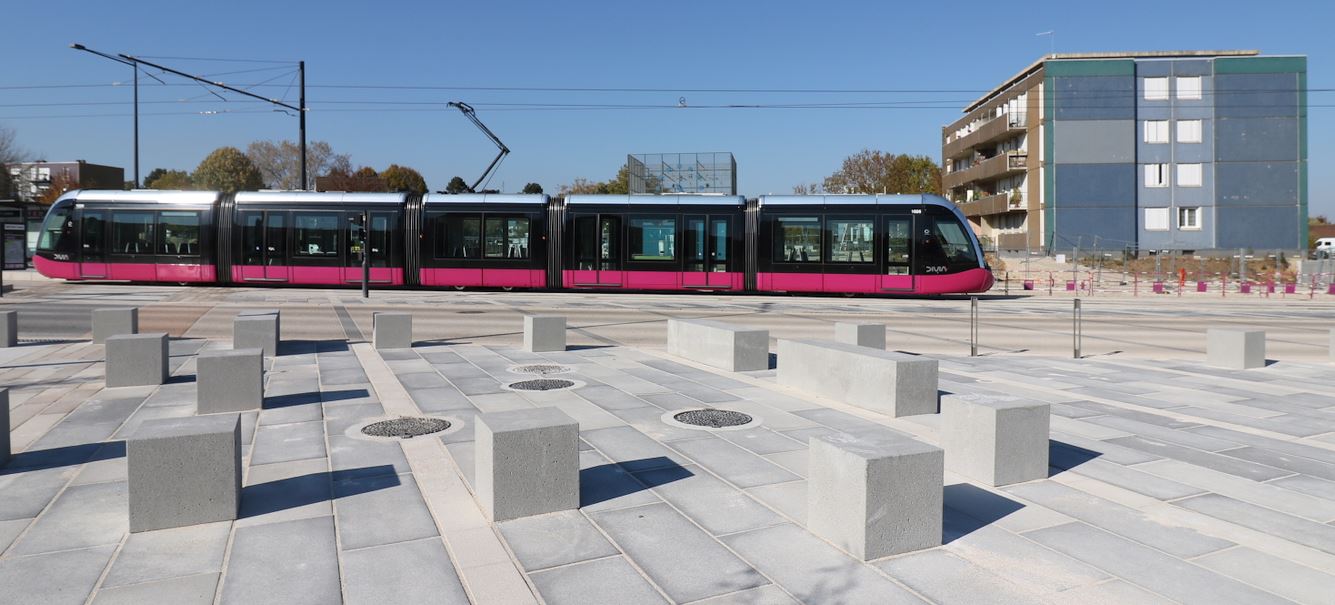 Quetigny, la nouvelle Place centrale Roger-R&eacute;mond