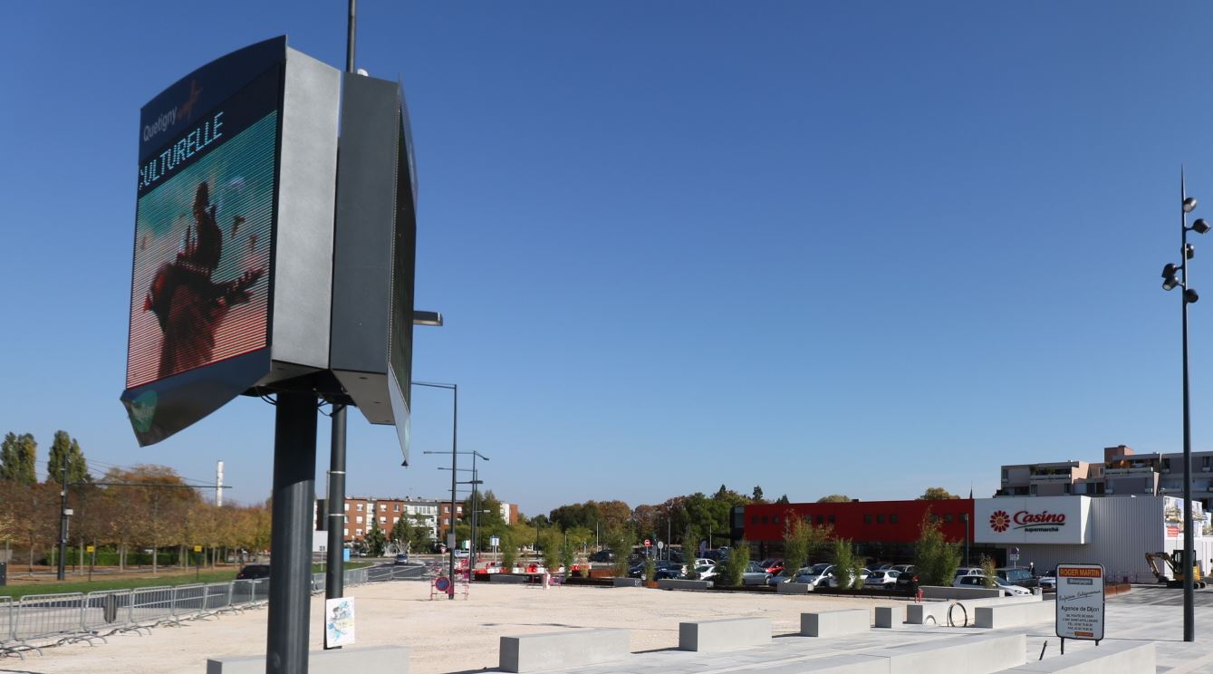 Quetigny, la nouvelle Place centrale Roger-R&eacute;mond