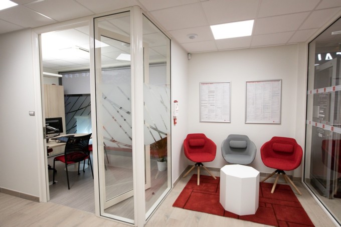 Proximit&eacute; et modernit&eacute; pour l'agence Caisse d'Epargne de Saint-Apollinaire