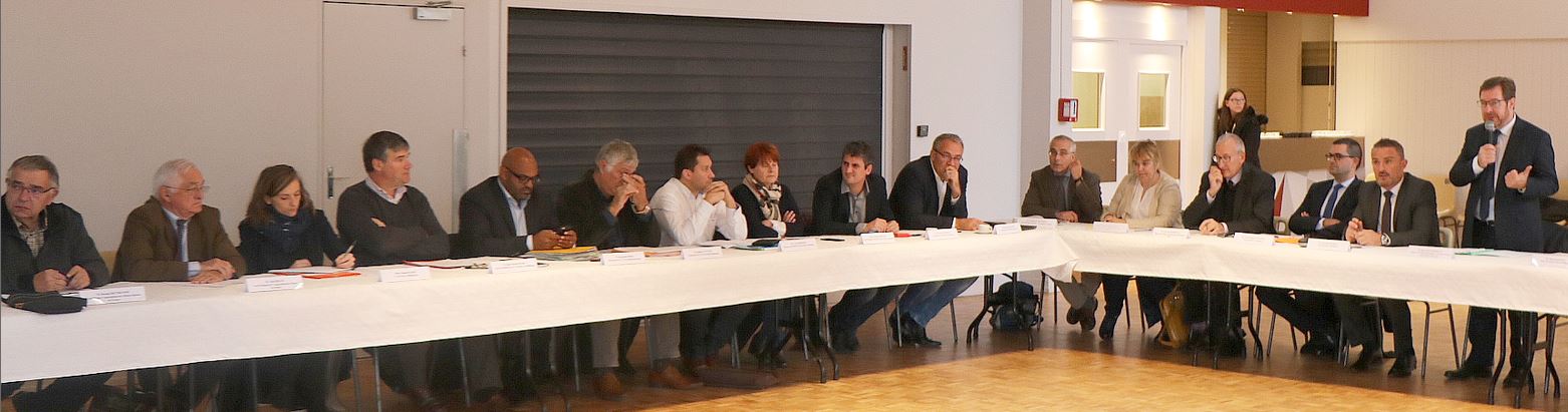 Bernard SCHMELTZ a pr&eacute;sid&eacute; ensuite un comit&eacute; de pilotage consacr&eacute; &agrave; la mise en oeuvre des contrats de ruralit&eacute;, en pr&eacute;sence des repr&eacute;sentants des six p&ocirc;les d&rsquo;&eacute;quilibre territorial et rural (PETR) et &eacute;tablissements publics de coop&eacute;ration communale porteurs d&rsquo;un contrat de ruralit&eacute; dans le d&eacute;partement.