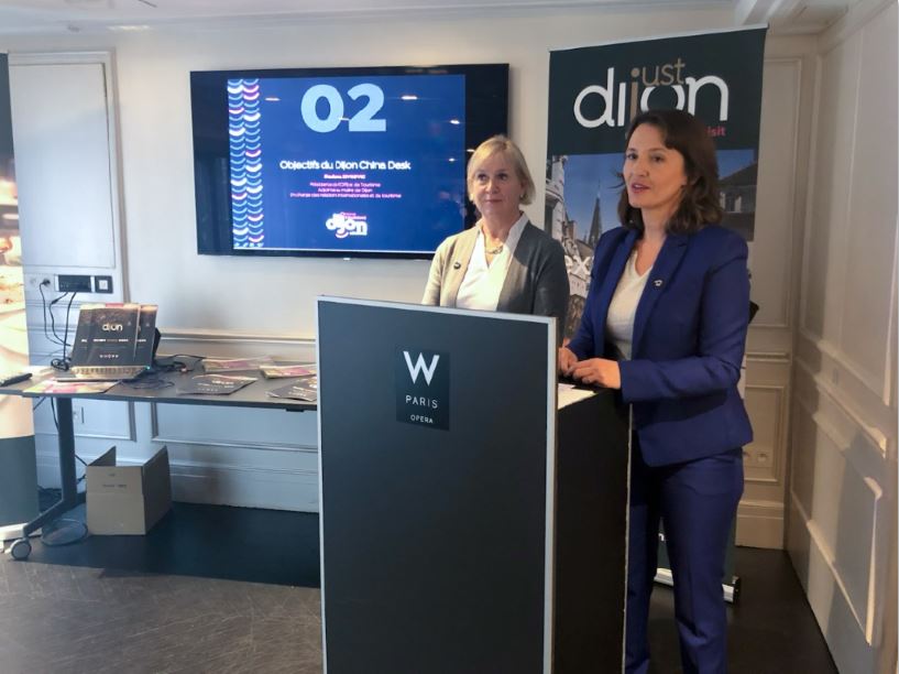 Genevi&egrave;ve Fontaine et Sladana Zivkovic (respectivement directrice et pr&eacute;sidente de l'office de tourisme de Dijon m&eacute;tropole) &agrave; la conf&eacute;rence de presse de lancement du &laquo; Dijon China Desk &raquo; &copy; Office de tourisme de Dijon m&eacute;tropole