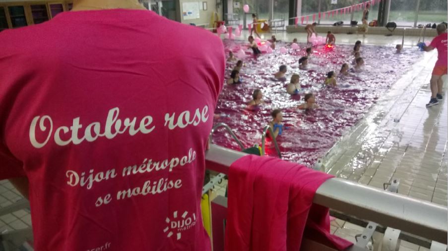 Action Octobre rose dans une piscine municipale en octobre 2017 (image d'archives &copy; Ville de Dijon)