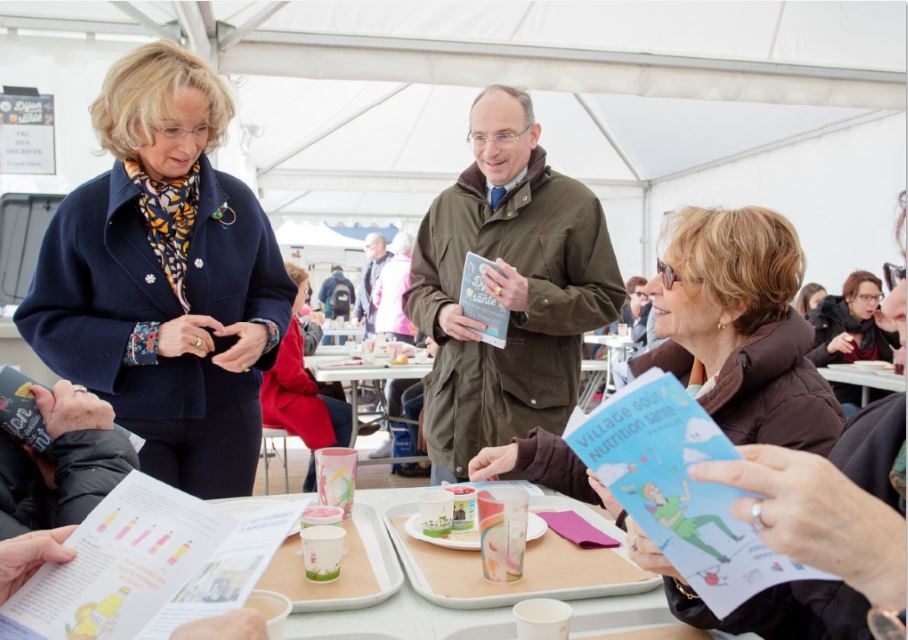 Fran&ccedil;oise Tenenbaum &eacute;change avec des participantes au Village Go&ucirc;t-Nutrition-Sant&eacute; en mars 2017 (image d'archives &copy; Ville de Dijon)