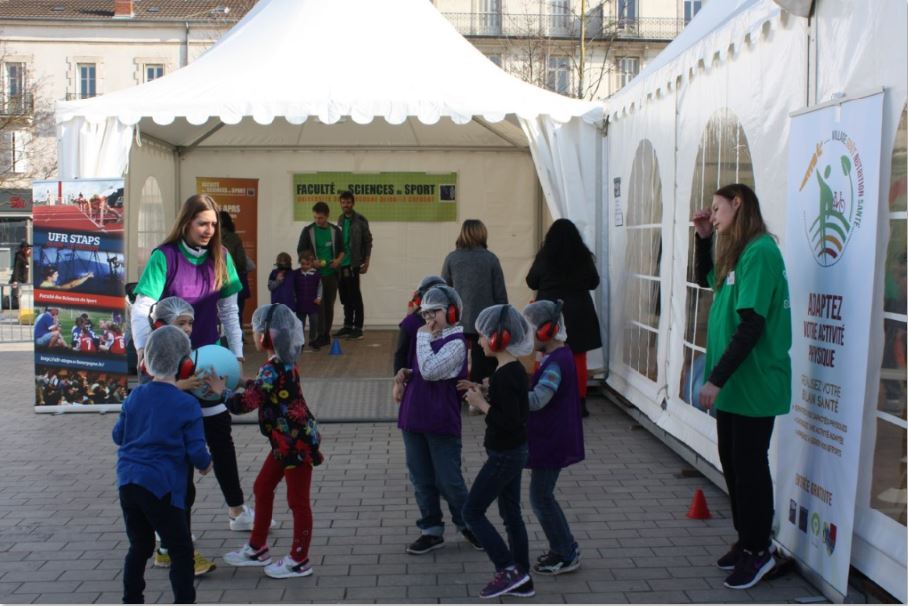 Sensibilisation d'&eacute;l&egrave;ves d'&eacute;coles dijonnaises &agrave; l'activit&eacute; physique lors du Village Go&ucirc;t-Nutrition-Sant&eacute; en mars 2017 (image d'archives &copy; Ville de Dijon)