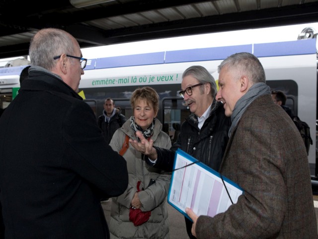 Marie-Guite Dufay, Michel Neugnot et &Eacute;ric Cinotti &agrave; l'arriv&eacute;e en gare de Dijon-Ville de la premi&egrave;re rame TER R&eacute;giolis aux couleurs de Mobigo, le 1er mars 2019