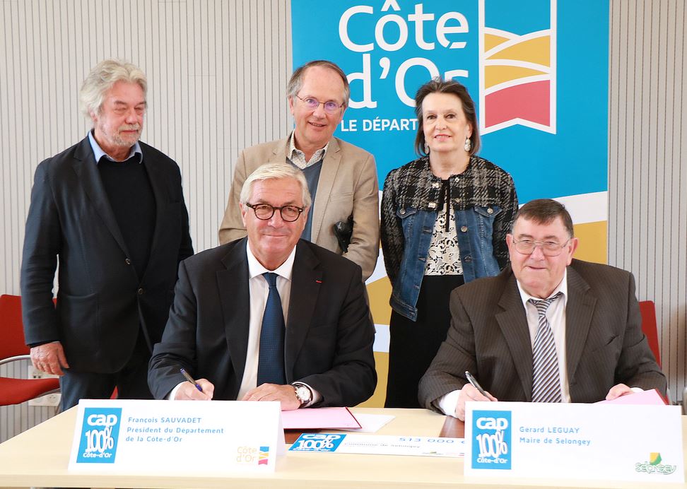 Signature officielle du contrat Cap 100% C&ocirc;te-d'Or avec la commune d'appui de Selongey