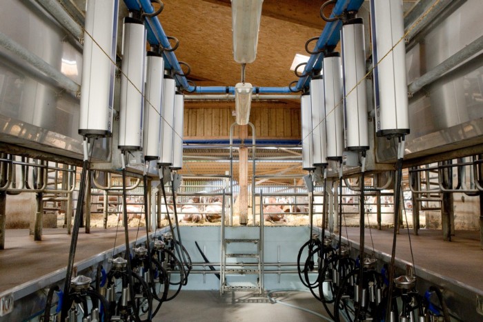 La pr&eacute;sidente de R&eacute;gion rencontre des agriculteurs heureux pour &eacute;voquer les aides &agrave; la bio