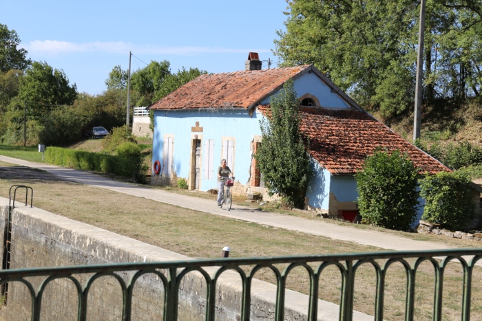 Du jaune au bleu, avec VNF, Juliette Mis&eacute;r&eacute;r&eacute; ressuscite les maisons &eacute;clusi&egrave;res du canal de Bourgogne