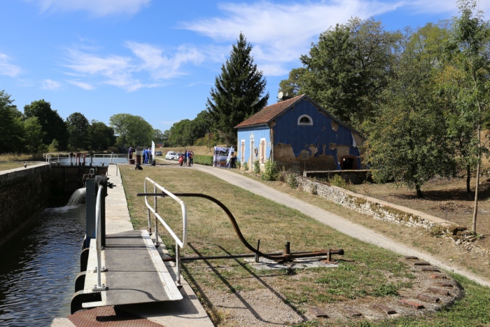 Du jaune au bleu, avec VNF, Juliette Mis&eacute;r&eacute;r&eacute; ressuscite les maisons &eacute;clusi&egrave;res du canal de Bourgogne