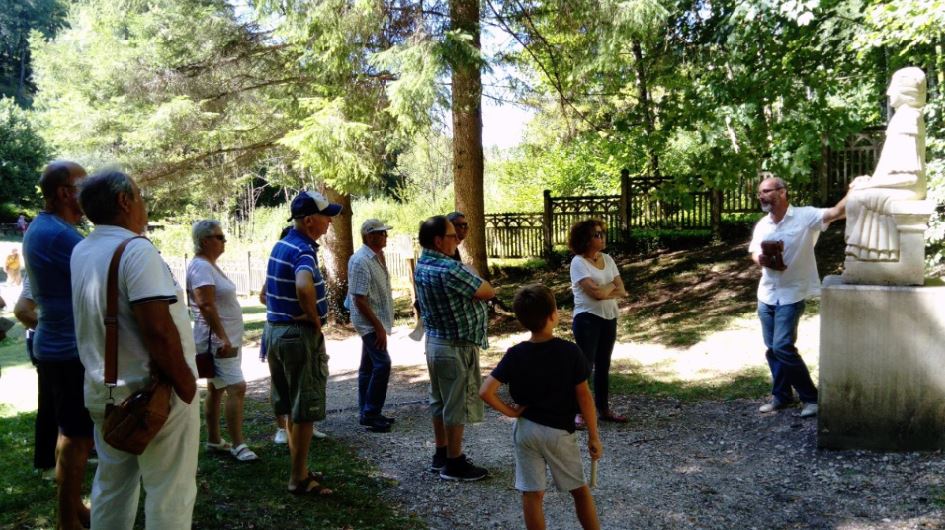 Visite du site des Sources, devant la d&eacute;esse Sequana