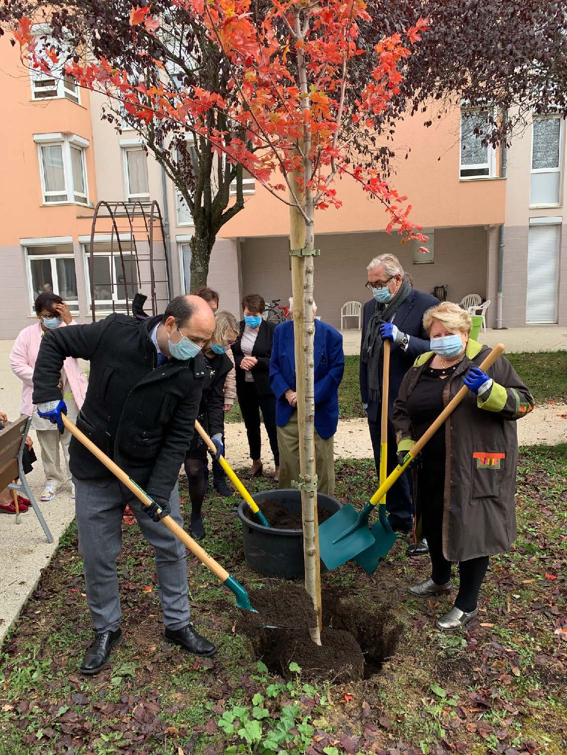 Semaine Bleue : Guillaume Ruet et Fran&ccedil;ois Sauvadet plantent un arbre au coeur de l'EHPAD Les Tonnelles