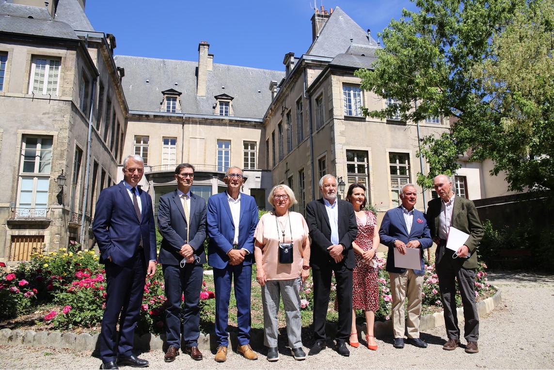 Fran&ccedil;ois Rebsamen et Aubert de Villaine, pr&eacute;sentent la candidature de Dijon pour accueillir l'Organisation internationale de la vigne et du vin