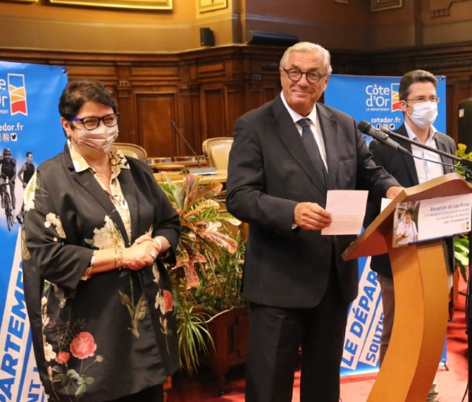 François Sauvadet remet la médaille d'honneur du Département à Léa Ferney François Sauvadet remet la médaille d'honneur du Département à Léa Ferney