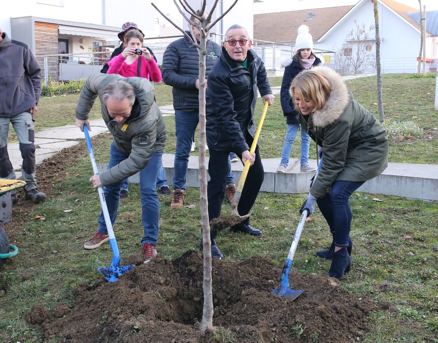 Nathalie Koenders et Christian Mathis signent la charte EcoQuartier Heudelet